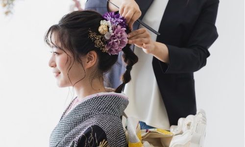 ヘアセットをしている女性