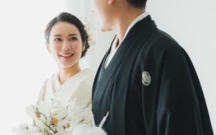 着物姿の新郎新婦